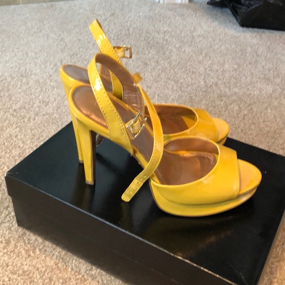 Yellow bcbg heels! - Picture 1 of 3